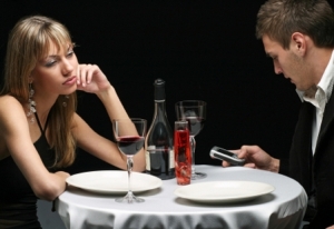man-texting-on-date
